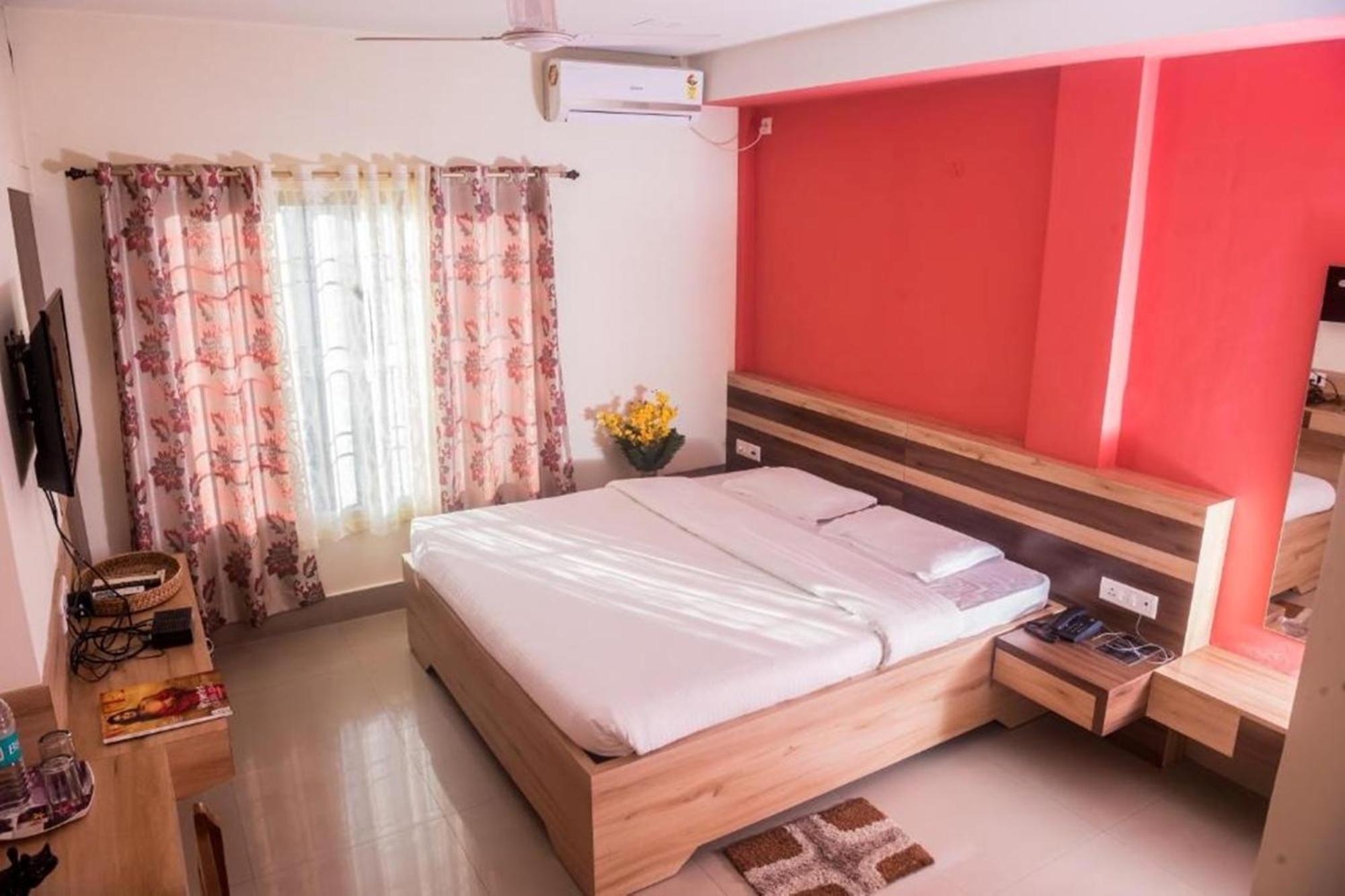 Hotel Aatreyee Dibrugarh Zewnętrze zdjęcie